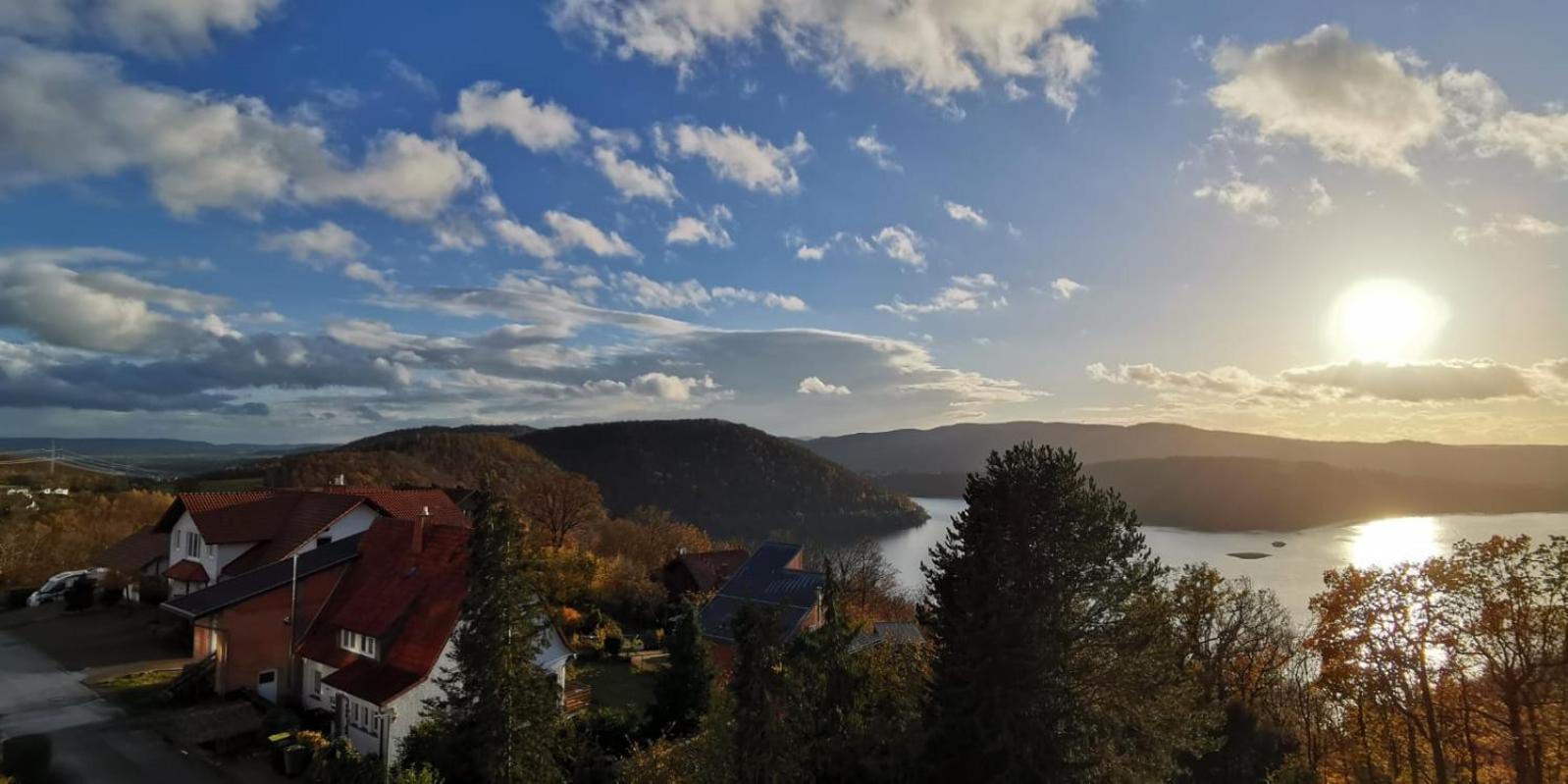 Schloss-see-bergblick *