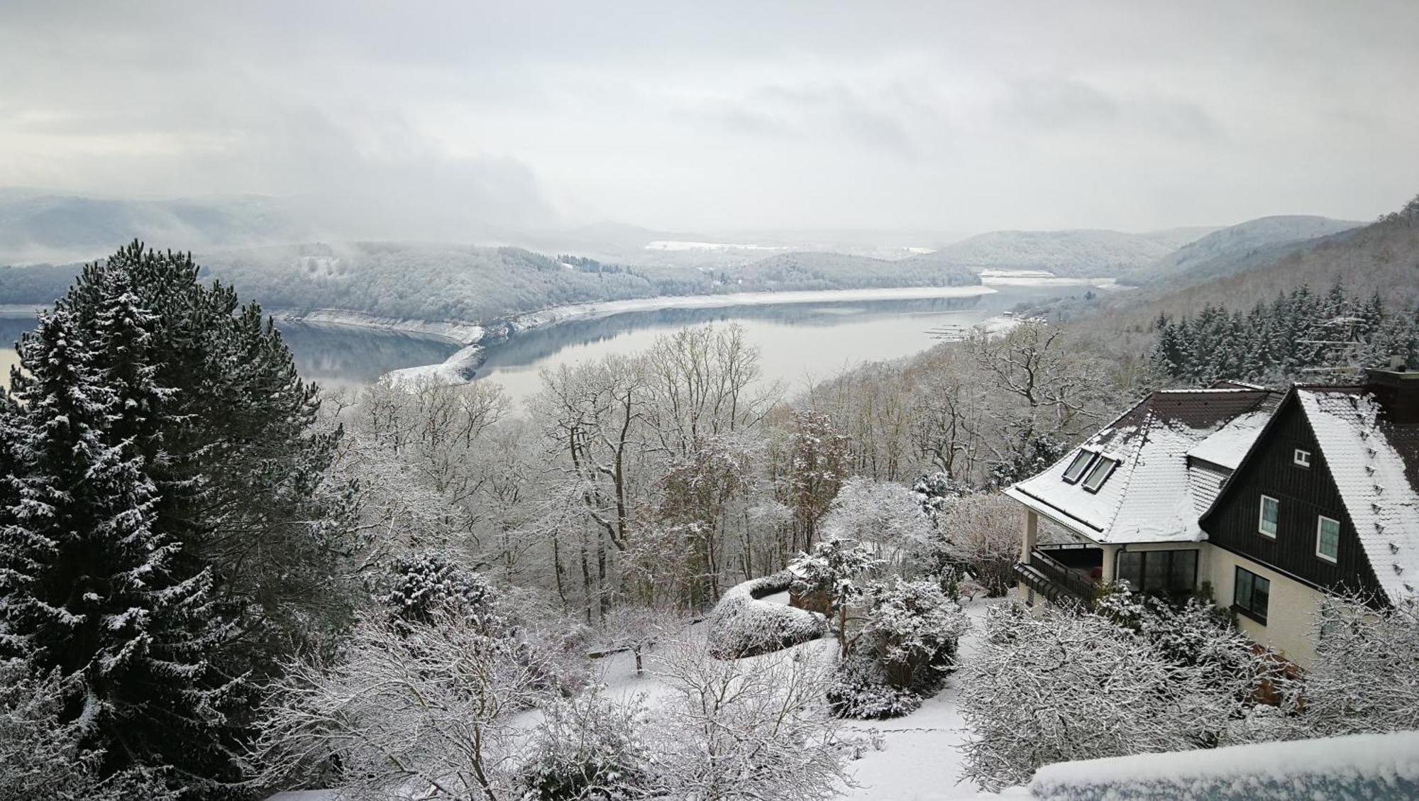 Schloss-see-bergblick *